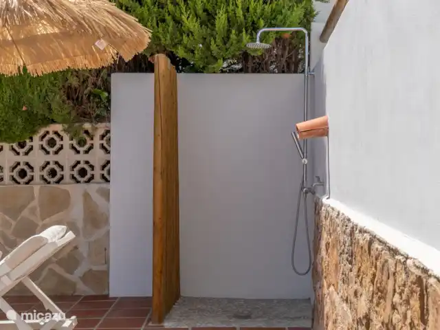 De comfortabele buitendouche is voorzien van zowel warm als koud water